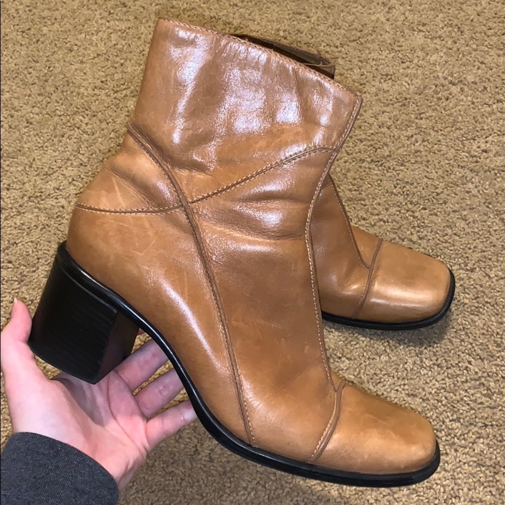 Gorgeous brown leather vintage y2k Clark’s boots!